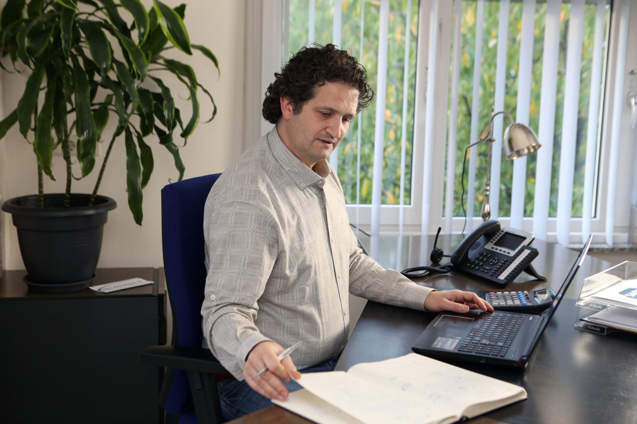Erol Saydam op kantoor